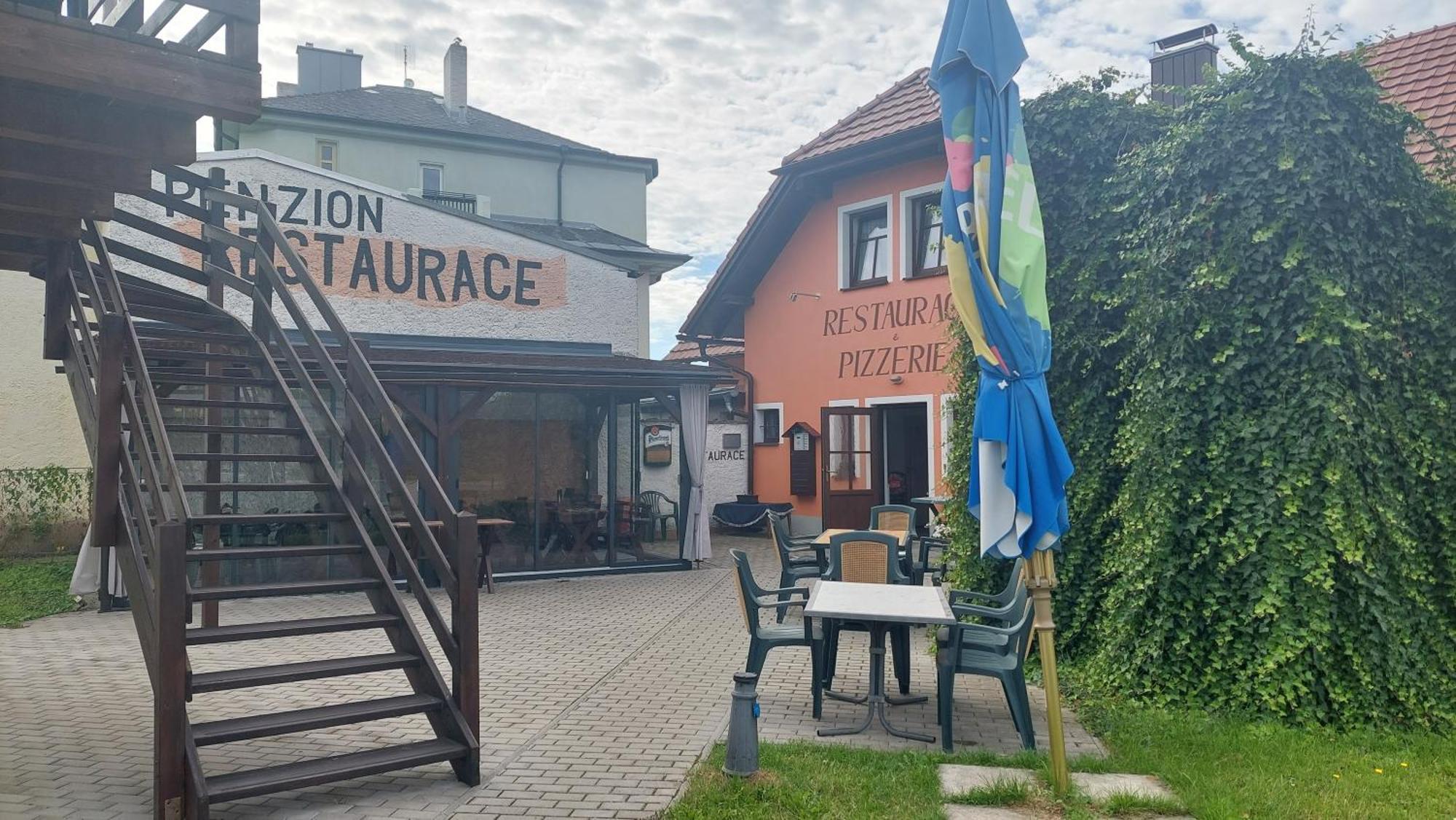 Penzion A Restaurace U Strnada Klatovy Exterior photo
